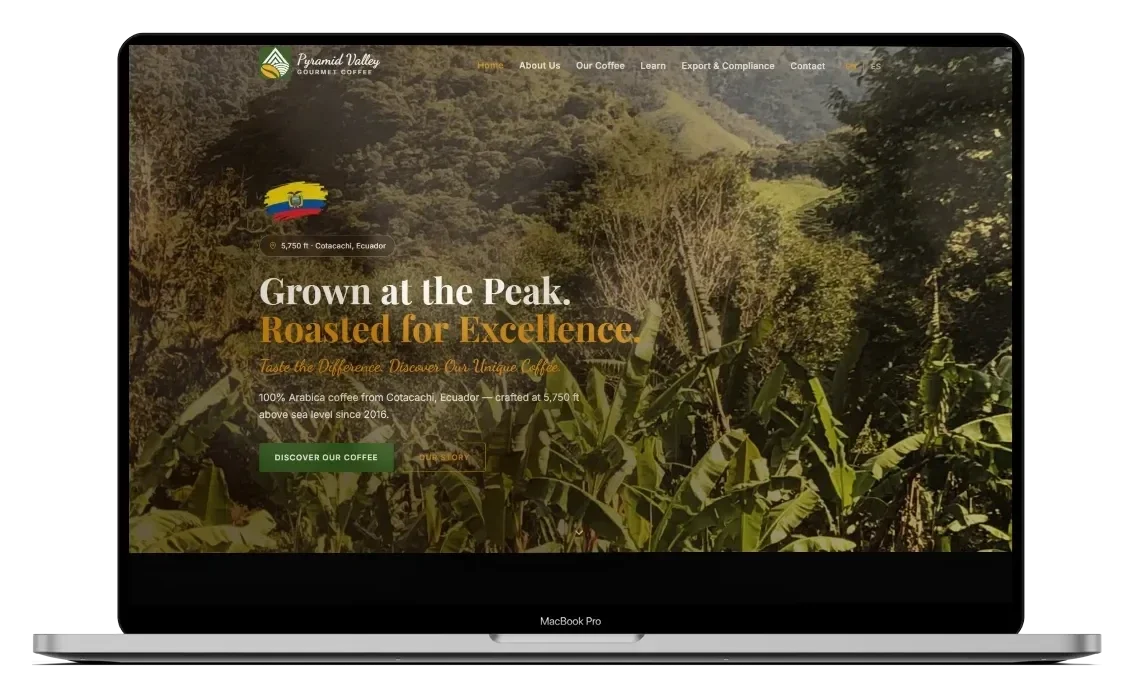 El sitio de Pyramid Valley abierto en una laptop: la portada con el valle andino y el titular «Grown at the Peak»